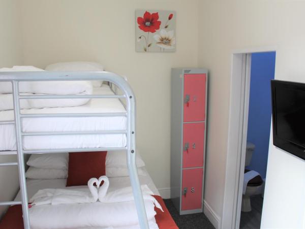 Backpackers Blackpool - Family Friendly Hotel : photo 6 de la chambre chambre familiale avec salle de bains privative