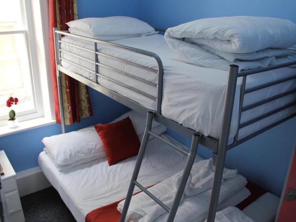 Backpackers Blackpool - Family Friendly Hotel : photo 3 de la chambre chambre double avec salle de bains privative