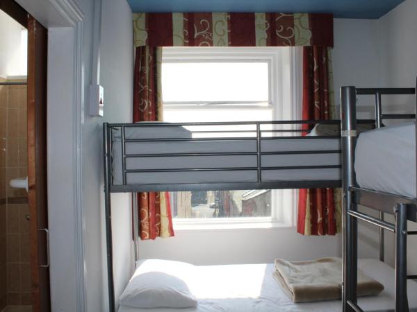 Backpackers Blackpool - Family Friendly Hotel : photo 8 de la chambre chambre familiale avec salle de bains