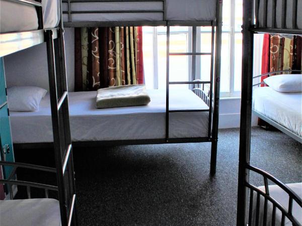 Backpackers Blackpool - Family Friendly Hotel : photo 3 de la chambre chambre familiale avec salle de bains