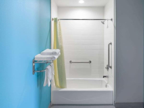 Americas Best Value Inn Houston Willowbrook : photo 1 de la chambre chambre lit king-size - non-fumeurs