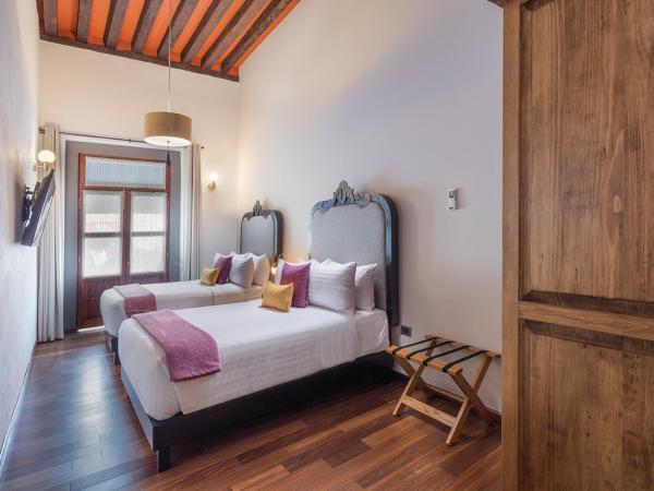 Hotel Casa Monarca : photo 1 de la chambre suite familiale avec balcon