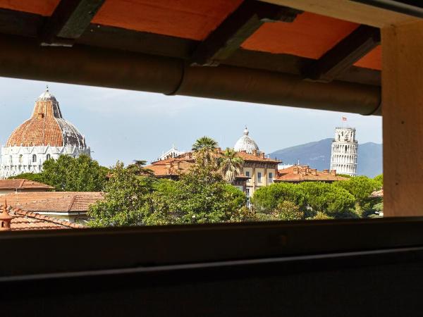 Villa Tower Inn : photo 1 de la chambre chambre triple mansardée - vue sur tour