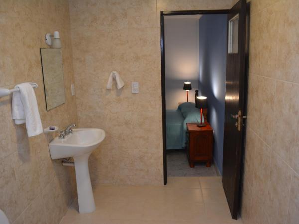 Hotel Isella : photo 4 de la chambre chambre triple avec salle de bains