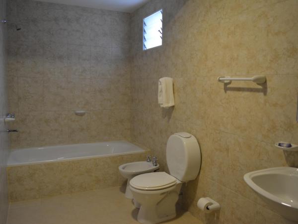 Hotel Isella : photo 5 de la chambre chambre triple avec salle de bains