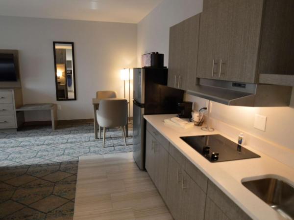 Best Western Plus Executive Residency Oklahoma City I-35 : photo 1 de la chambre suite lit king-size - accessible aux personnes à mobilité réduite