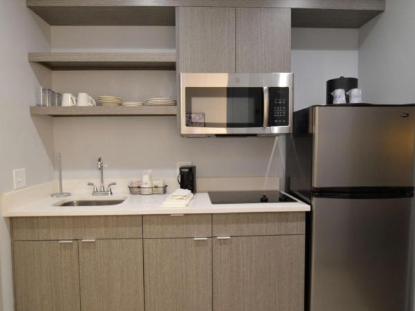 Best Western Plus Executive Residency Oklahoma City I-35 : photo 1 de la chambre chambre avec 2 lits queen-size et kitchenette