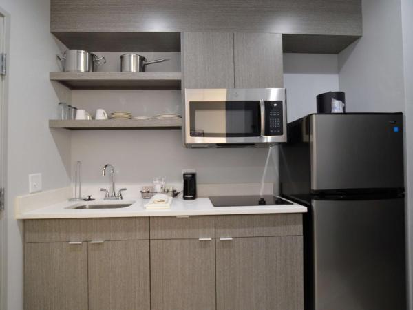 Best Western Plus Executive Residency Oklahoma City I-35 : photo 2 de la chambre king room with mobility accessible roll-in shower and kitchenette