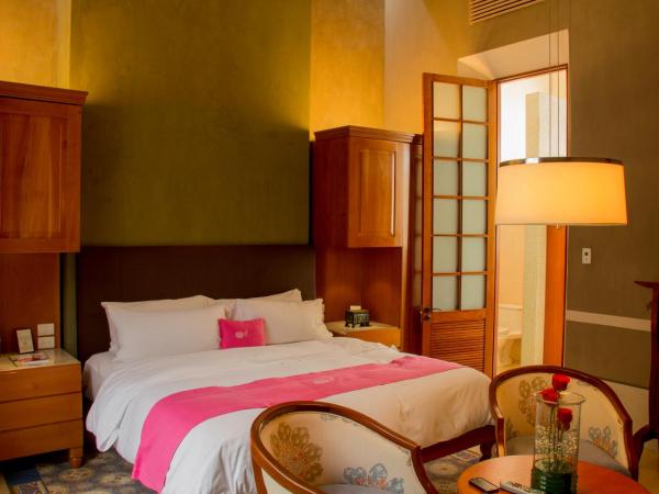 Rosas & Xocolate Boutique Hotel and Spa Merida, a Member of Design Hotels : photo 2 de la chambre suite lit king-size avec baignoire extérieure