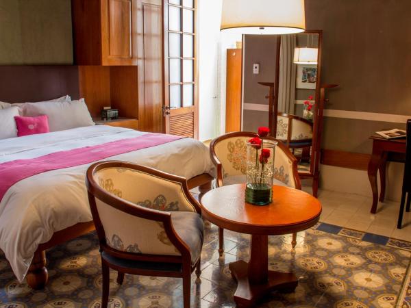 Rosas & Xocolate Boutique Hotel and Spa Merida, a Member of Design Hotels : photo 4 de la chambre suite lit king-size avec baignoire extérieure