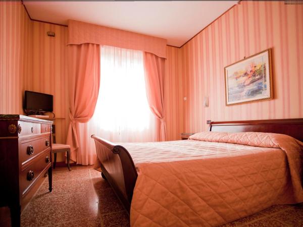 Hotel La Pace : photo 10 de la chambre chambre double ou lits jumeaux Économique