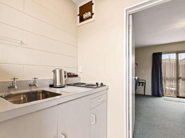 Econo Lodge Canterbury Court Motel : photo 3 de la chambre chambre lit queen-size