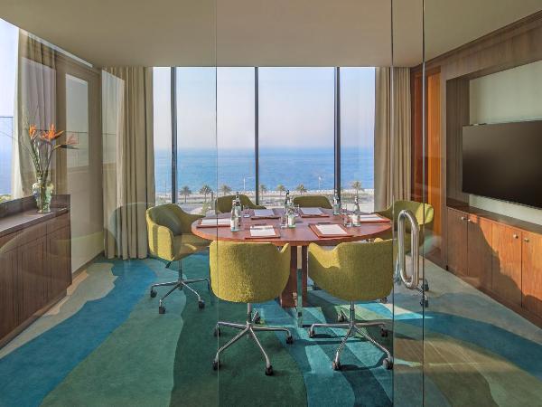 The Retreat Palm Dubai MGallery by Sofitel : photo 7 de la chambre suite 1 chambre avec lit king-size et accès à la plage privée - vue sur mer et palm jumeirah - accès au salon club