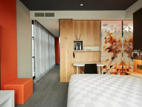 Alt Hotel Calgary East Village : photo 1 de la chambre chambre lit king-size - vue d'angle