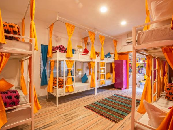 goSTOPS Jaipur : photo 5 de la chambre bed in 8 bed mixed only ac dormitory room with ensuite bathroom