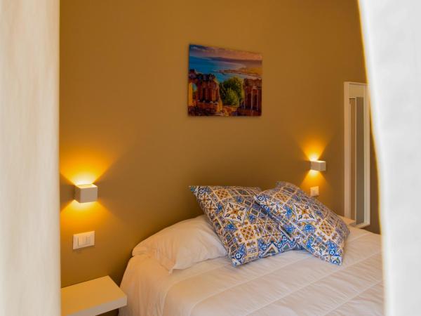 Taormina Bedda Rooms : photo 10 de la chambre chambre double standard