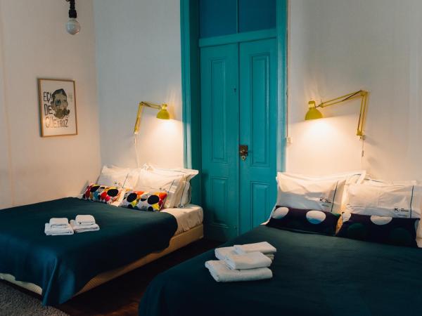 C&O Guest House Lisbon : photo 7 de la chambre chambre familiale avec salle de bains privative