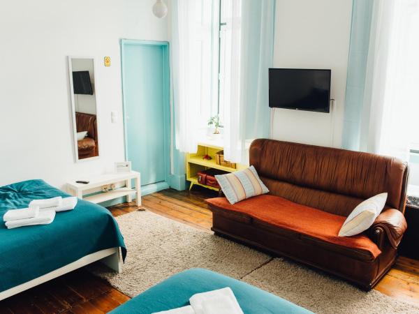 C&O Guest House Lisbon : photo 8 de la chambre chambre familiale avec salle de bains privative