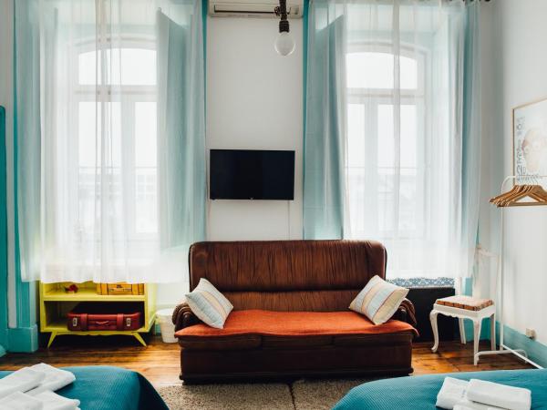 C&O Guest House Lisbon : photo 9 de la chambre chambre familiale avec salle de bains privative