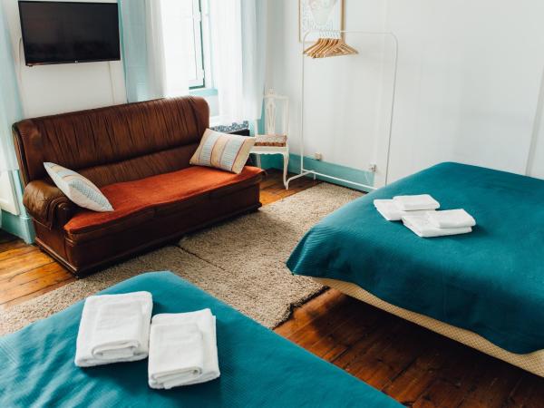 C&O Guest House Lisbon : photo 10 de la chambre chambre familiale avec salle de bains privative