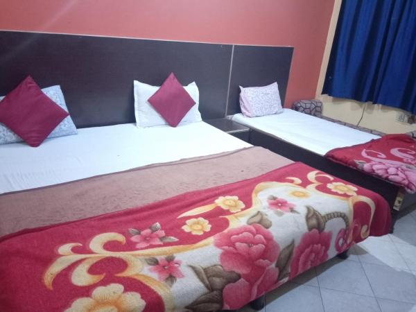 Yash Guest House 01 Minute Walk in Nizamuddin Railway Station : photo 3 de la chambre deluxe triple room - indian nationals only 