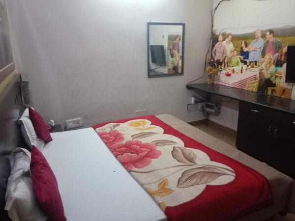 Yash Guest House 01 Minute Walk in Nizamuddin Railway Station : photo 2 de la chambre chambre double standard avec ventilateur