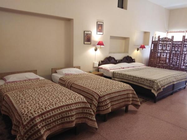 Hotel Jai Niwas : photo 3 de la chambre chambre familiale de luxe (4 lits)
