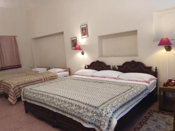 Hotel Jai Niwas : photo 1 de la chambre chambre familiale de luxe (4 lits)