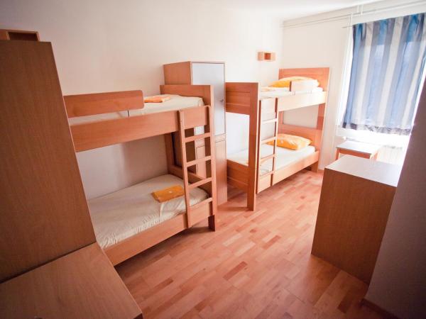 HI Hostel Zadar : photo 1 de la chambre chambre quadruple avec salle de bains privative