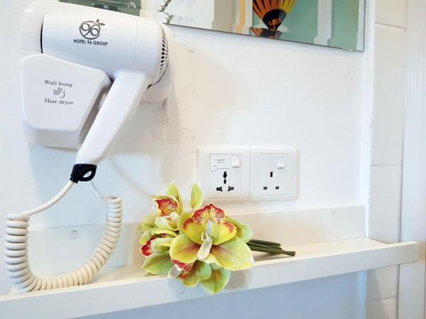 Teruntum 96 Guest house : photo 7 de la chambre chambre standard lit queen-size