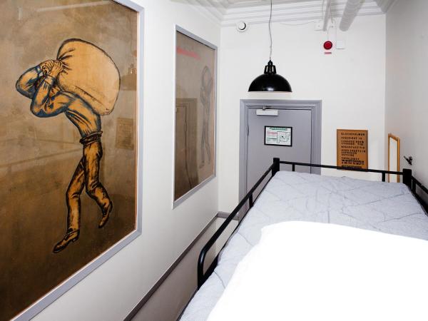 City Backpackers Hostel : photo 6 de la chambre chambre lits jumeaux avec salle de bains commune