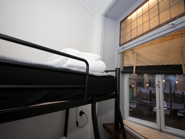 City Backpackers Hostel : photo 9 de la chambre chambre lits jumeaux avec salle de bains commune