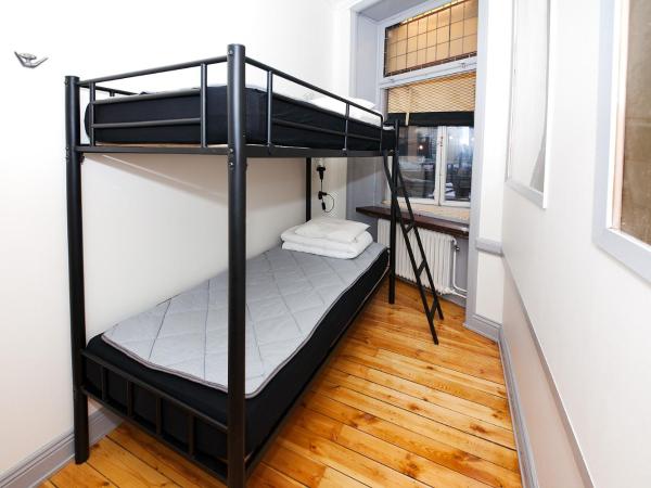 City Backpackers Hostel : photo 5 de la chambre chambre lits jumeaux avec salle de bains commune