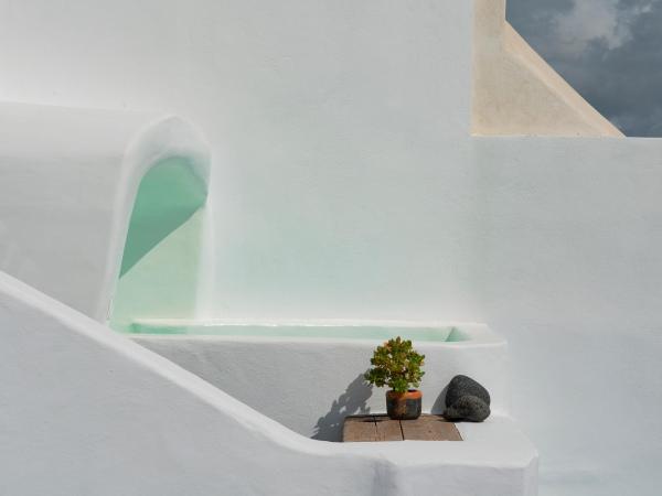 Sophia Oia View : photo 8 de la chambre chambre troglodyte sophie avec petite piscine extérieure - vue sur caldeira