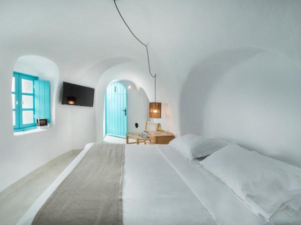 Sophia Oia View : photo 6 de la chambre chambre troglodyte sophie avec petite piscine extérieure - vue sur caldeira