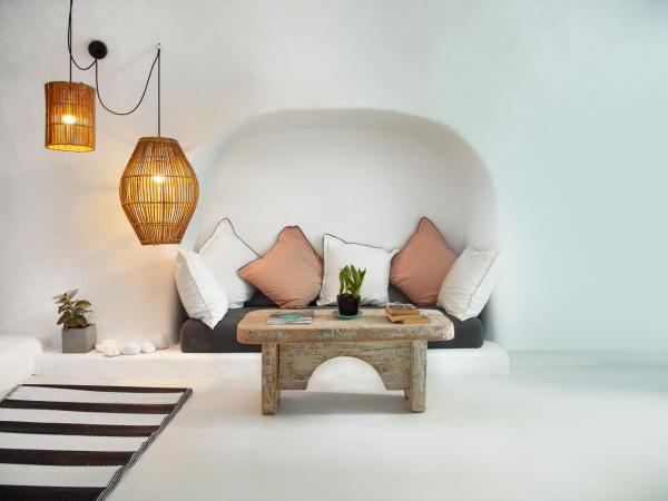 Sophia Oia View : photo 5 de la chambre chambre troglodyte supérieure avec petite piscine intérieure - vue sur caldeira