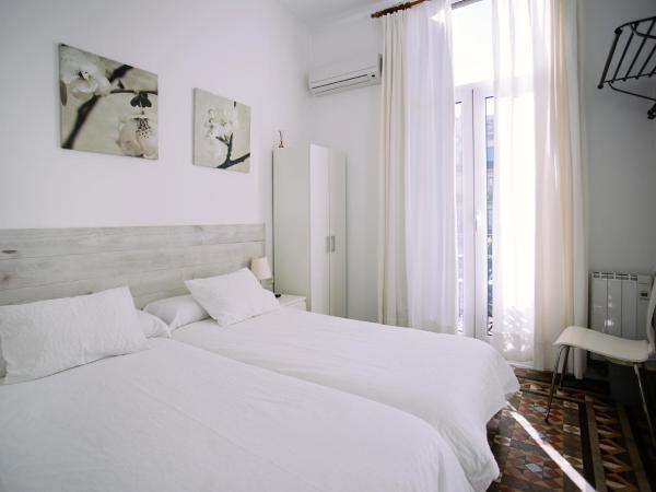 Hostal Eixample : photo 1 de la chambre chambre double ou lits jumeaux avec balcon et salle de bains privative
