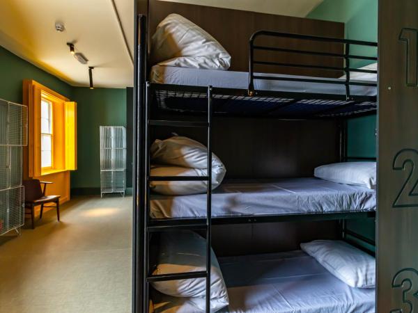 PubLove @ The White Ferry, Victoria : photo 1 de la chambre lit en dortoir mixte de 9 lits avec salle de bains commune