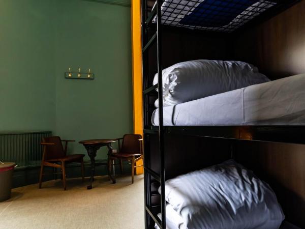 PubLove @ The White Ferry, Victoria : photo 4 de la chambre lit en dortoir mixte de 9 lits avec salle de bains commune
