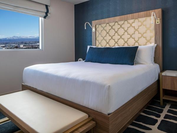 SAHARA Las Vegas : photo 5 de la chambre chambre lit king-size blanca