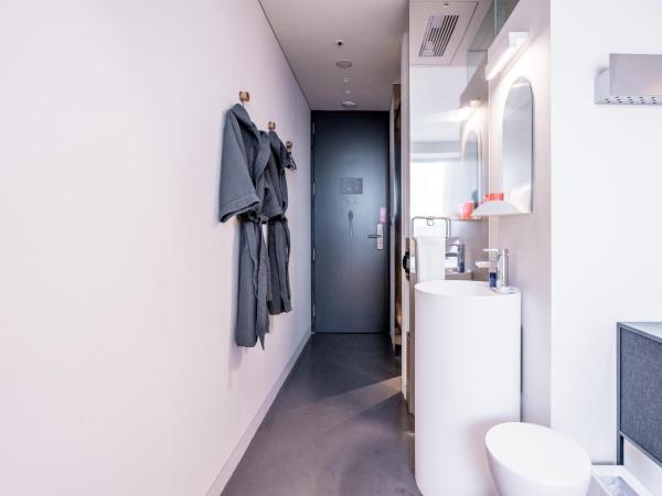 Patio 7 : photo 10 de la chambre hébergement lit king-size centre-ville