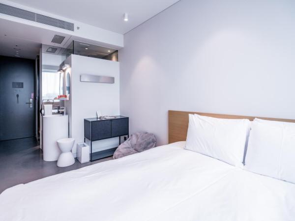 Patio 7 : photo 3 de la chambre hébergement lit king-size centre-ville