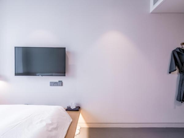 Patio 7 : photo 4 de la chambre hébergement lit king-size centre-ville