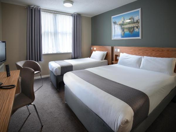 Travelodge Plus Galway : photo 3 de la chambre chambre lits jumeaux avec salle de bains privative
