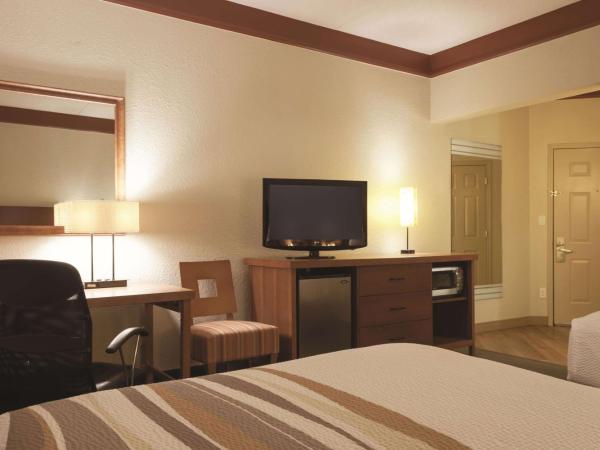 La Quinta by Wyndham Atlanta Ballpark/Galleria : photo 3 de la chambre chambre avec 2 lits doubles et baignoire - accessible aux personnes à mobilité réduite/malentendantes - non-fumeurs