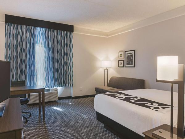 La Quinta by Wyndham Orlando UCF : photo 2 de la chambre chambre lit king-size avec canapé-lit