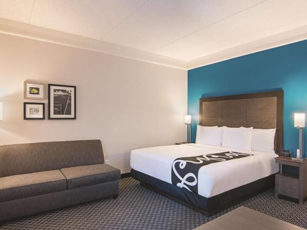 La Quinta by Wyndham Orlando UCF : photo 1 de la chambre chambre lit king-size avec canapé-lit
