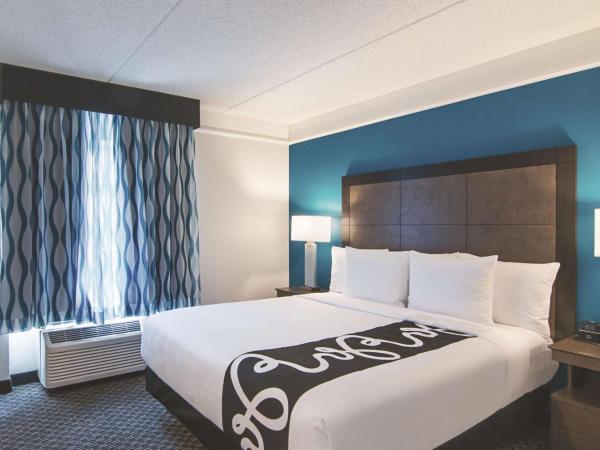 La Quinta by Wyndham Orlando UCF : photo 2 de la chambre suite lit king-size avec canapé-lit