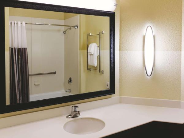 La Quinta by Wyndham Atlanta Ballpark/Galleria : photo 3 de la chambre chambre lit king-size avec baignoire - accessible aux personnes à mobilité réduite/malentendantes - non-fumeurs