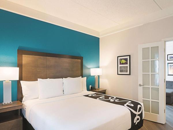La Quinta by Wyndham Orlando UCF : photo 3 de la chambre suite lit king-size avec canapé-lit